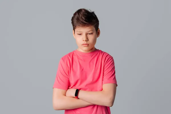 Jóképű Ideges Tinédzser Fiú Rózsaszín Póló Kereszt Karok Mellkason Álló — Stock Fotó