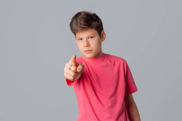 Knappe Tiener Jongen Verwijt Fronsen Wijzen Vinger Naar Camera Beschuldigen — Stockfoto