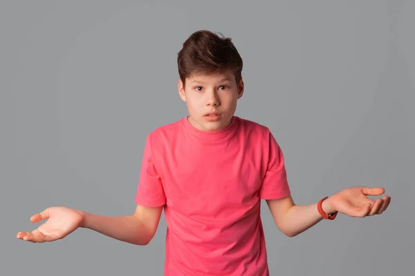 Твоя Проблема Портрет Расстроенного Раздраженного Подростка Обычной Розовой Футболке Раскинувшего — стоковое фото