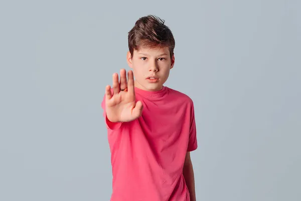 Seriös Tonåring Pojke Håller Handflatan Upp Gör Begränsning Eller Förnekande — Stockfoto