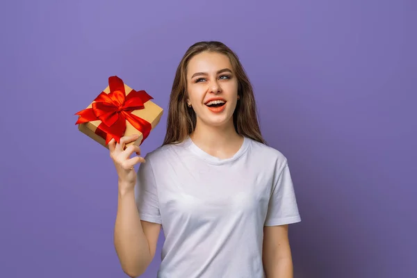 Adivina Qué Hay Dentro Retrato Atractiva Joven Morena Escuchando Que —  Fotos de Stock