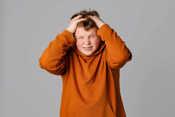 Portrét Panikaření Úzkostlivý Velikosti Teenager Chlapec Držet Ruce Hlavu Nevím — Stock fotografie
