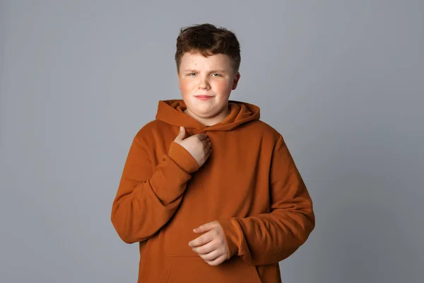 Ποιος Εγώ Αγανακτισμένη Δυσαρέσκεια Συν Μέγεθος Έφηβος Αγόρι Δείχνει Χέρι — Φωτογραφία Αρχείου