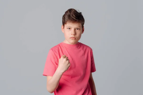 Портрет Раздражённого Рассерженного Мальчика Подростка Трясущего Кулаком Обычной Розовой Футболке — стоковое фото