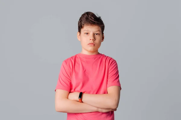 Porträtt Stilig Tonåring Pojke Rosa Shirt Stående Lugn Pose Stirrar — Stockfoto