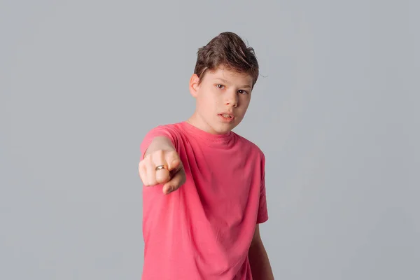 Como Pudeste Retrato Franzir Testa Adolescente Apontar Dedo Para Câmera — Fotografia de Stock