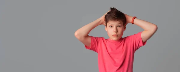 Porträtt Oroliga Tonåring Pojke Vet Inte Vad Göra Huvudet Ser — Stockfoto