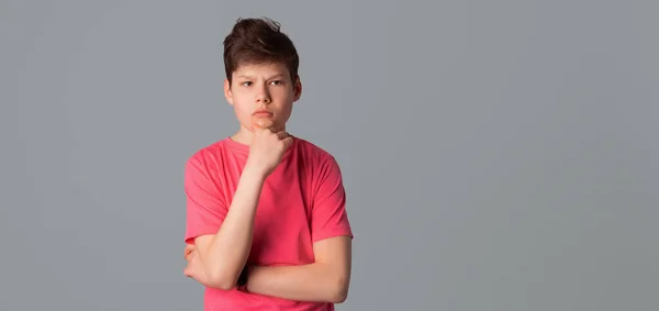 Tini Fiú Alkalmi Rózsaszín Póló Néz Félre Miközben Gondolkodás Választás — Stock Fotó