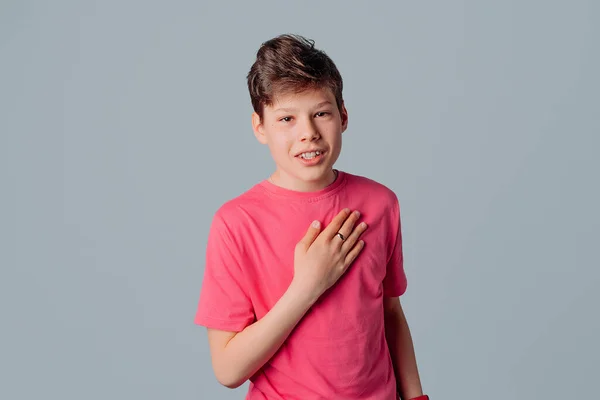 Porträtt Ärlig Tonåring Pojke Att Lova Eller Lojalitet Löfte Står — Stockfoto