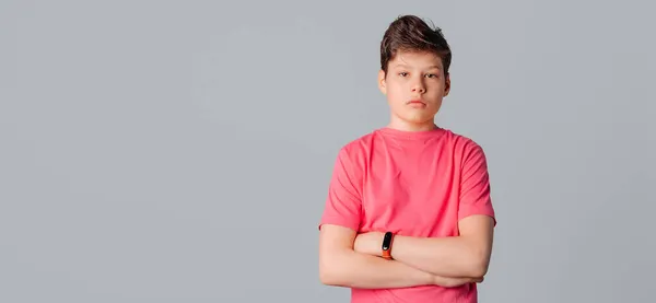 Portré Jóképű Tinédzser Fiú Rózsaszín Pólóban Áll Nyugodt Pózban Bámul — Stock Fotó