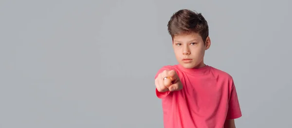 Όμορφος Έφηβος Αγόρι Σας Κατηγορώ Συνοφρύωμα Και Δείχνοντας Δάχτυλο Στην — Φωτογραφία Αρχείου