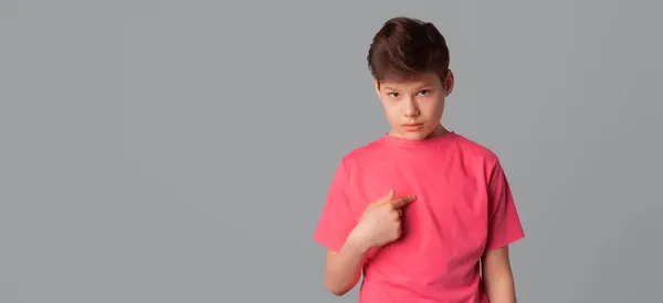Говоришь Обо Красивый Подросток Указывающий Себя Пальцем Одетый Обычную Розовую — стоковое фото