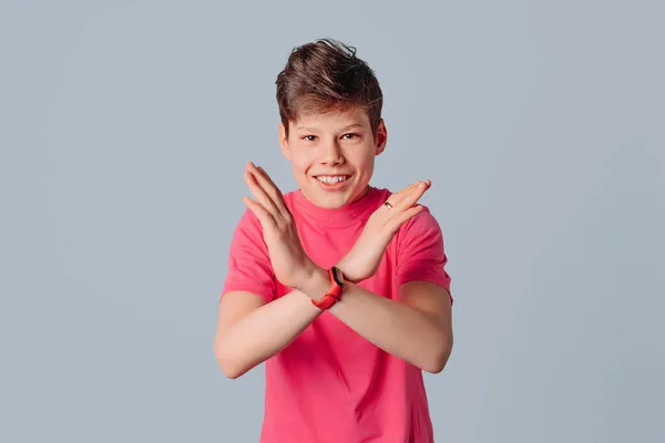 Retrato Adolescente Camiseta Rosa Casual Mostrando Discordância Fazer Gesto Mão — Fotografia de Stock