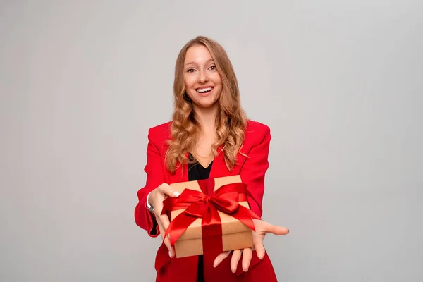 Feliz Sorrindo Jovem Segurando Caixa Presente Decorada Com Arco Vermelho — Fotografia de Stock