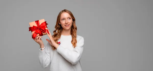 Adivina Qué Hay Dentro Retrato Atractiva Joven Rubia Escuchando Que — Foto de Stock