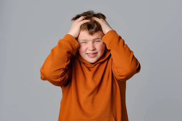 Porträtt Panik Orolig Storlek Tonåring Pojke Hålla Händerna Huvudet Vet — Stockfoto