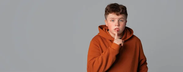 Bonito Adolescente Menino Segurando Dedo Para Lábios Olhando Animado Shhh — Fotografia de Stock