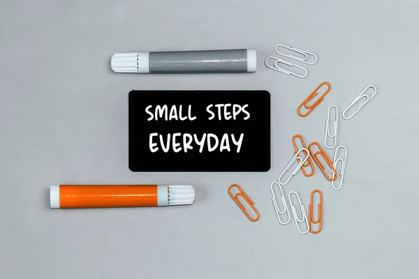 Fechamento Uma Agenda Pessoal Com Palavras Pequenos Passos Cada Dia — Fotografia de Stock
