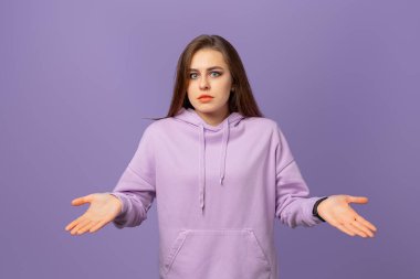 - Bilmiyorum. - Neden? Aptal genç esmer kadın omuz silkiyor ve şaşkın görünüyor, farkında değil, mor arka planda duruyor. Mor kapüşonlu genç duygusal kadın