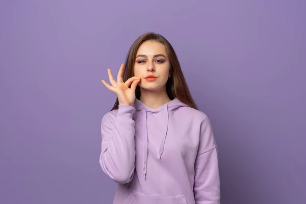 Ihre Geheimnisse Sind Bei Mir Sicher Brünettes Mädchen Lila Kapuzenpulli — Stockfoto