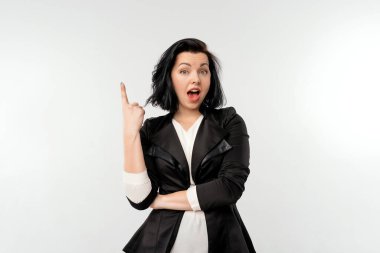 Güzel bir kadın şaşırmış görünüyor, fotokopi alanını işaret ediyor, ürününüzü sunuyor, linki takip etmenizi tavsiye ediyor, afişe tıklıyor, beyaz arkaplanın üzerinde duruyor.