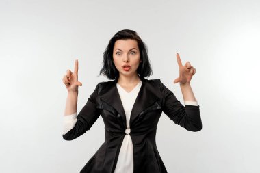 Güzel iş kadını biraz aptal ve eğlenceli görünüyor, ürününüzü sunuyor, beyaz arka planda duruyor.