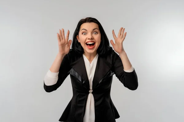 Χαρούμενη Επιχειρηματίας Που Ψάχνει Έκπληξη Σηκώνοντας Χέρια Ενθουσιώδη Έκφραση Προσώπου — Φωτογραφία Αρχείου