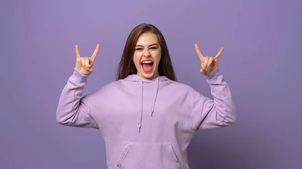 Opgewonden Zorgeloos Brunette Meisje Heeft Plezier Tijdens Het Feest Maakt — Stockfoto