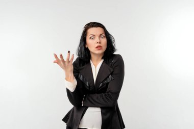 İş kadını kameraya üzgün üzgün bakarken el hareketi yapıyor, beyaz arka planda dikiliyor. Küçük işletme sahipleri, kadın girişimciler konsepti