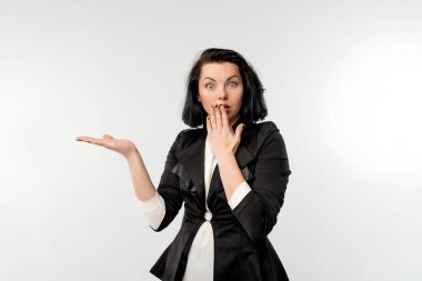 Şaşırmış ve memnun bir iş kadını elinde bir fotokopi odası tutarak ürününüzü sunuyor ve beyaz arka planda duruyor. İş konsepti