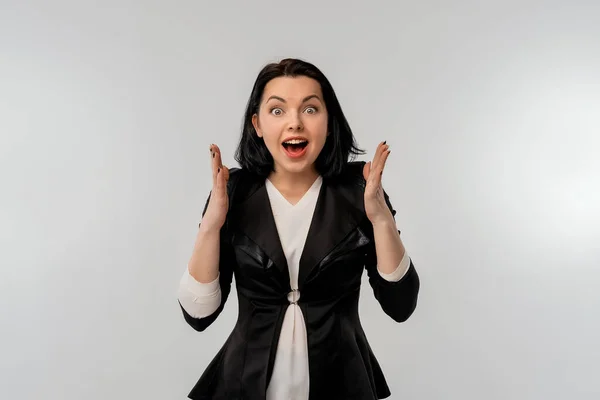 Ευτυχισμένη Επιχειρηματίας Αναζητούν Έκπληξη Ανοιχτό Στόμα Σηκώνοντας Χέρια Ενθουσιώδη Έκφραση — Φωτογραφία Αρχείου