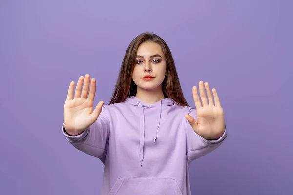 Seriöse Junge Brünette Frau Mit Stopp Geste Sagt Nein Verbietet — Stockfoto