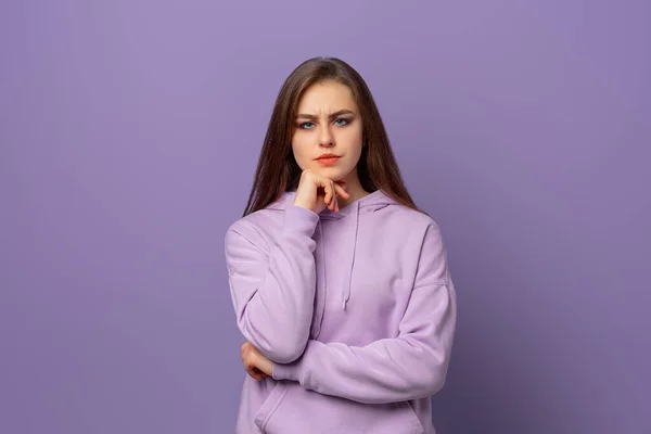 Retrato Uma Morena Pensante Jovem Perdida Pensamentos Considere Ideia Sobre — Fotografia de Stock