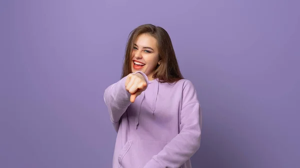 Congratulazioni Giovane Donna Allegra Eccitata Che Punta Dito Verso Fotocamera — Foto Stock