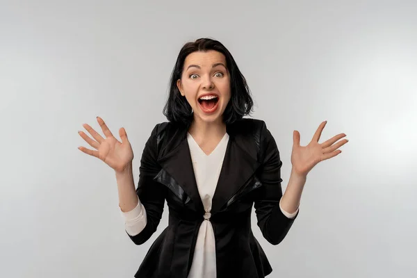 Ευτυχισμένη Επιχειρηματίας Που Ψάχνει Έκπληξη Σηκώνοντας Χέρια Ενθουσιώδη Έκφραση Προσώπου — Φωτογραφία Αρχείου