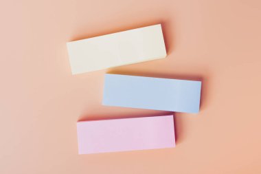 Çeşitli pastel renklerde boş çıkartmalar, sarı, mavi, pembe, ofis masasında bir metin girmek için. Metin için üst görünüm ve boşluk. Kapat.