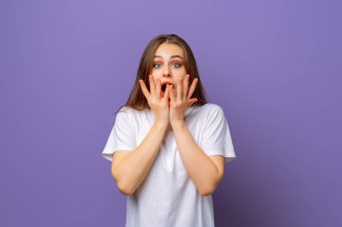 Korkmuş, şok olmuş, nutku tutulmuş bir kız, yere düşmüş çene, soluk soluğa bakan kamera korkmuş, nefes kesici söylentiler duyan, ağzının üstünde duran, dehşete düşmüş, mor arka plan