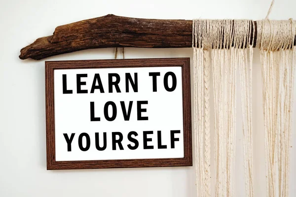 Λέξεις Μάθετε Αγαπάτε Τον Εαυτό Σας Γραμμένο Ένα Λευκό Χαρτί — Φωτογραφία Αρχείου
