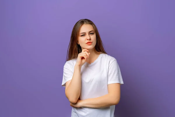 Portrait Thoughtful Brunette Girl Looking Impressed Disbelief Hand Her Chin — Fotografia de Stock