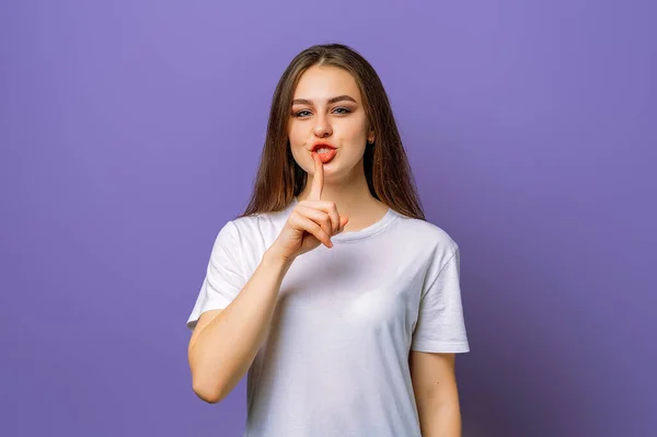 Schöne Ernsthafte Mädchen Mit Dem Finger Den Lippen Bittet Nicht — Stockfoto