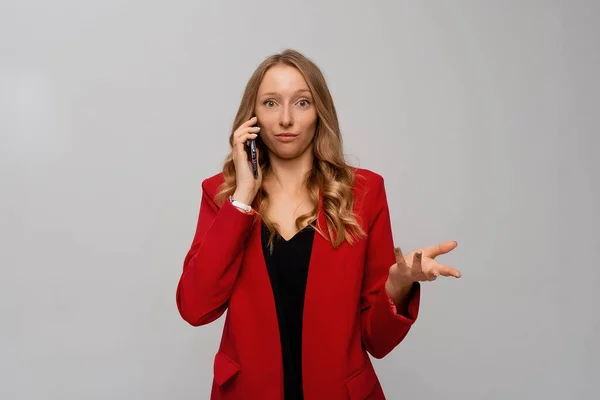 Piękna Zaskoczona Bizneswoman Rozmawiająca Przez Telefon Komórkowy Stojąca Czerwonej Marynarce — Zdjęcie stockowe