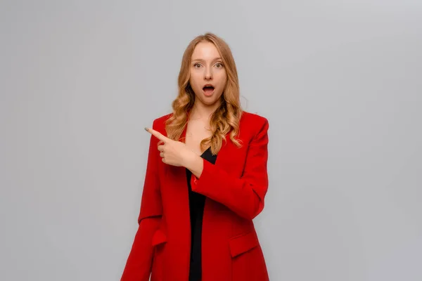 Hey Look Excited Blonde Young Woman Shouts Looks Happy Disbelief — Foto Stock