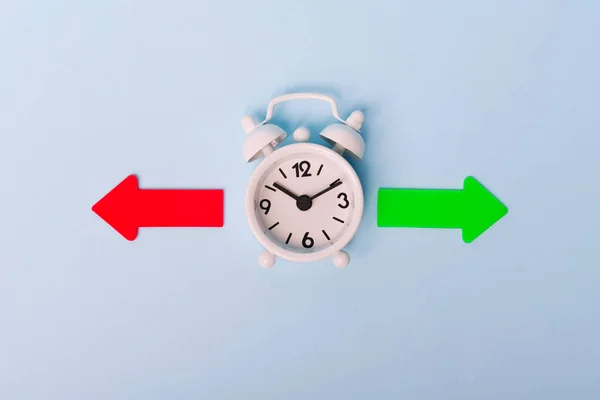 White Alarm Clock Colorful Arrows Pointing Right Left Blue Background — Fotografia de Stock