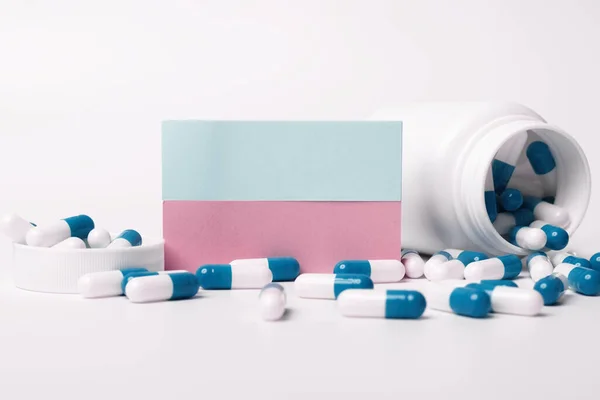 Closeup Blank Blue Pink Sticky Note Blue White Pills Spilling — Stock Fotó