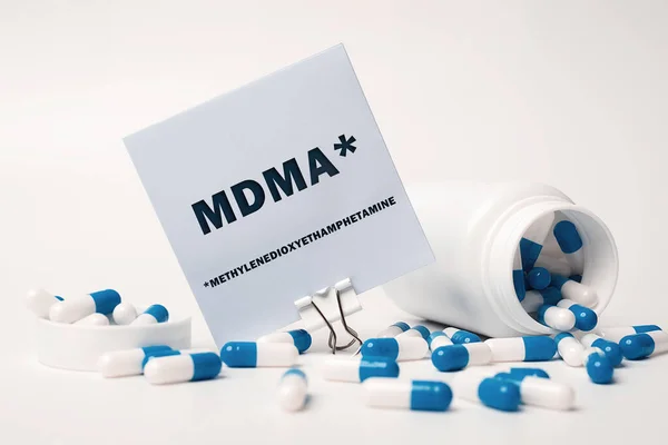 Mdma Methylenedioxyethamphetamine 写在蓝白色药丸附近的粘贴字条上 从药瓶中溢出 医疗概念 — 图库照片