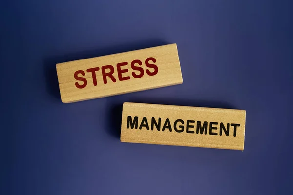 压力管理 这个词写在深蓝色背景的木块上 业务概念 — 图库照片