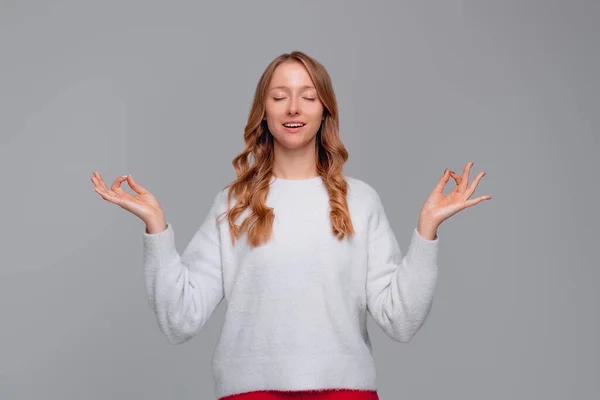 Zen Porträtt Lugn Ung Blond Kvinna Meditera Lyfta Händerna Mudra — Stockfoto