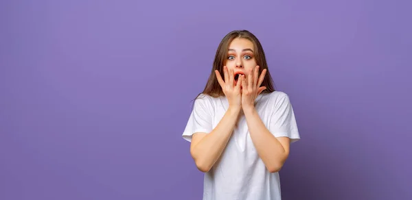 Verängstigtes Junges Mädchen Keuchend Zitternd Vor Angst Alarmiert Die Kamera — Stockfoto