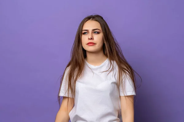 Schläfriges Mädchen Lässigem Shirt Gelangweilt Unruhig Und Schläfrig Fühlt Sich — Stockfoto