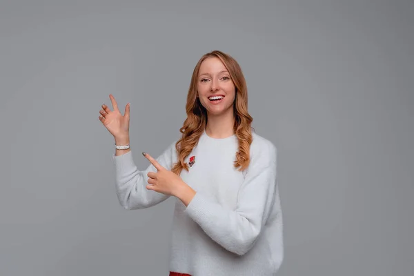 Glad Leende Blond Ung Kvinna Fingrar Till Övre Vänstra Hörnet — Stockfoto
